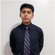 Estudiante universitario brinda clases a alumos de primaria, secundaria y pre universitario